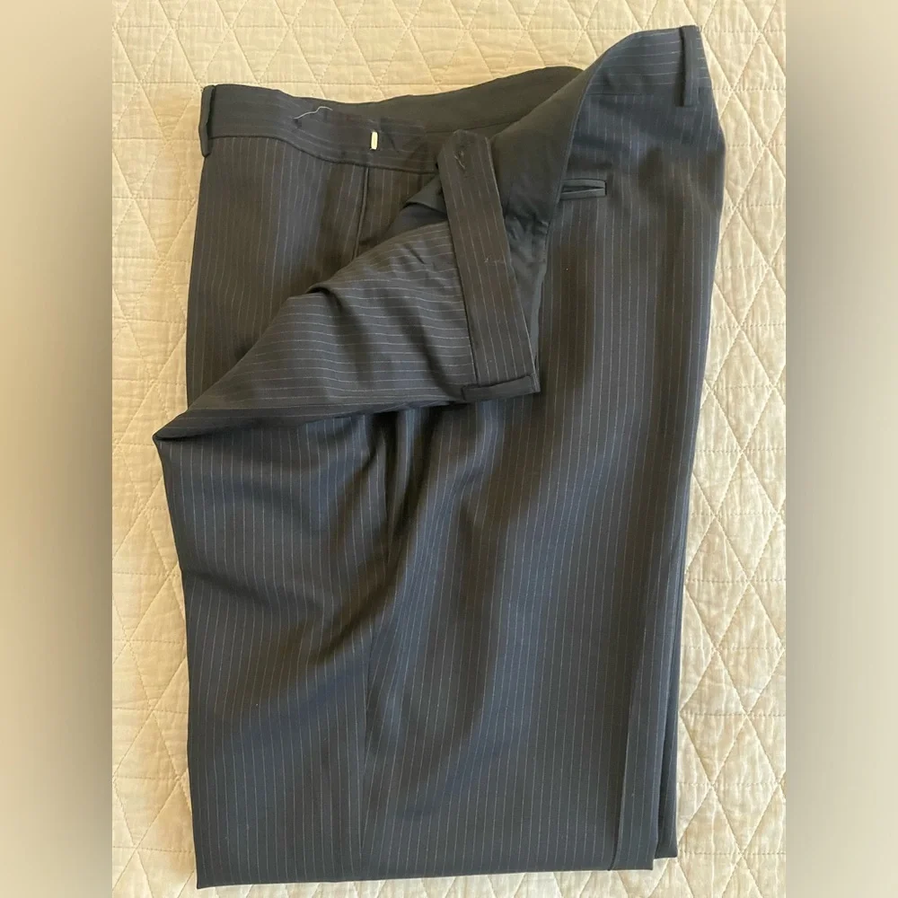 DONNA KARAN SIGNATURE Made in Italy Vintage 3-Button Fine Stripe Wool‎ Suit 46 R